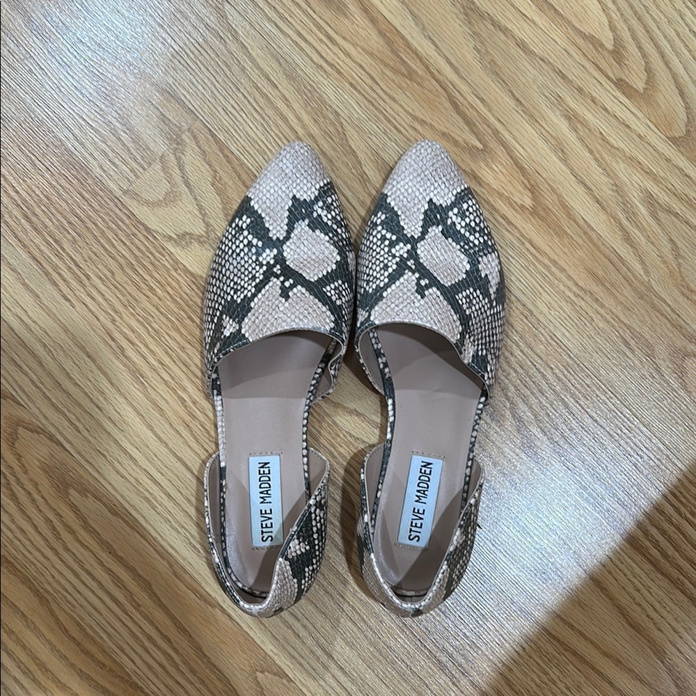Steve Madden Black and Cream Flats with Snakeskin Texture